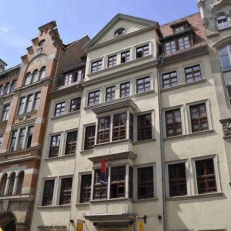 #6 Deluxe Boutique